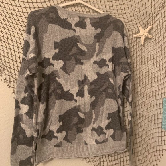 Hollister Gray Camo Sweater - Ladies S - Picture 2 of 3